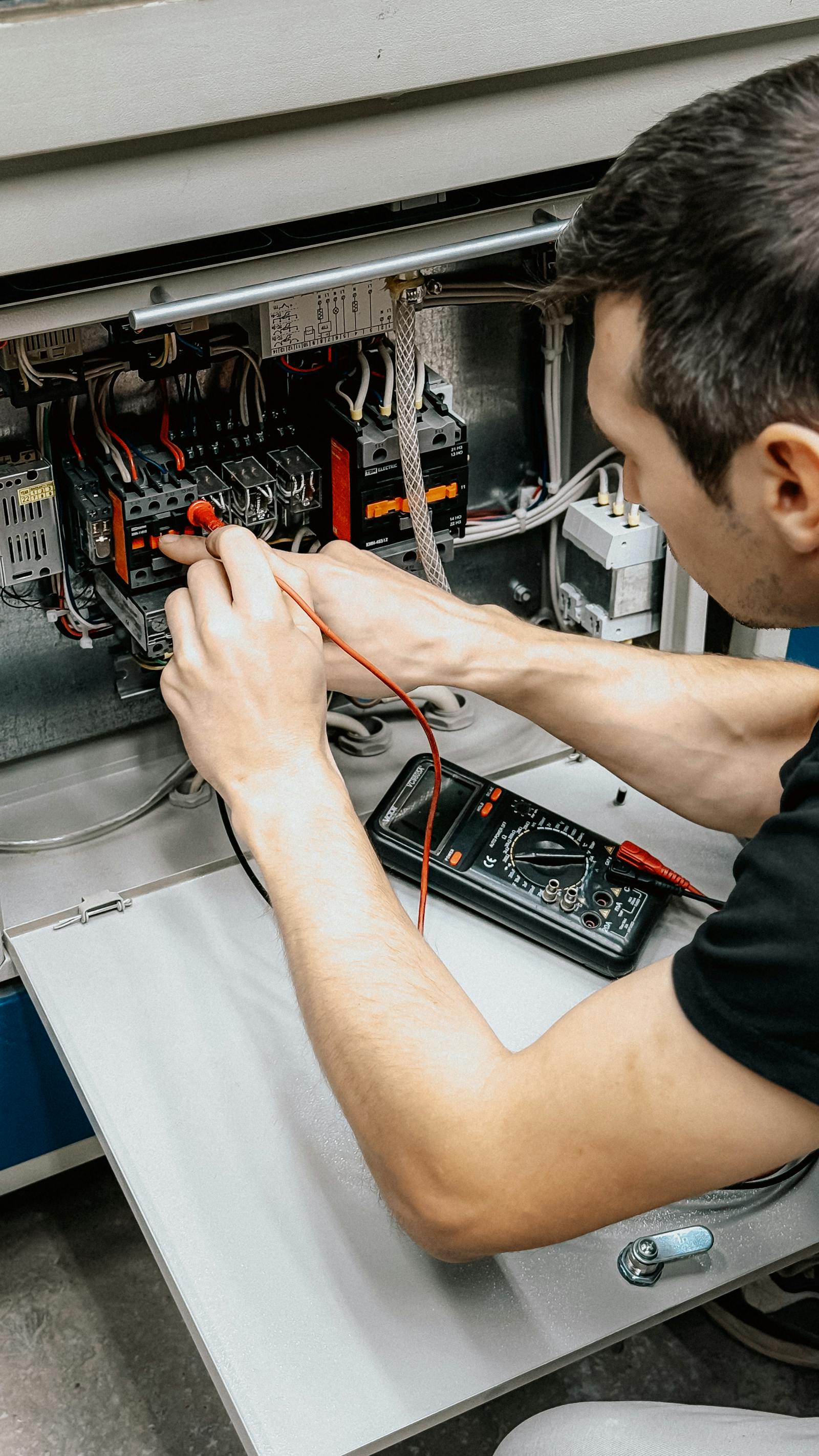 Électricien diplômé en intervention sur tableau électrique à Antibes